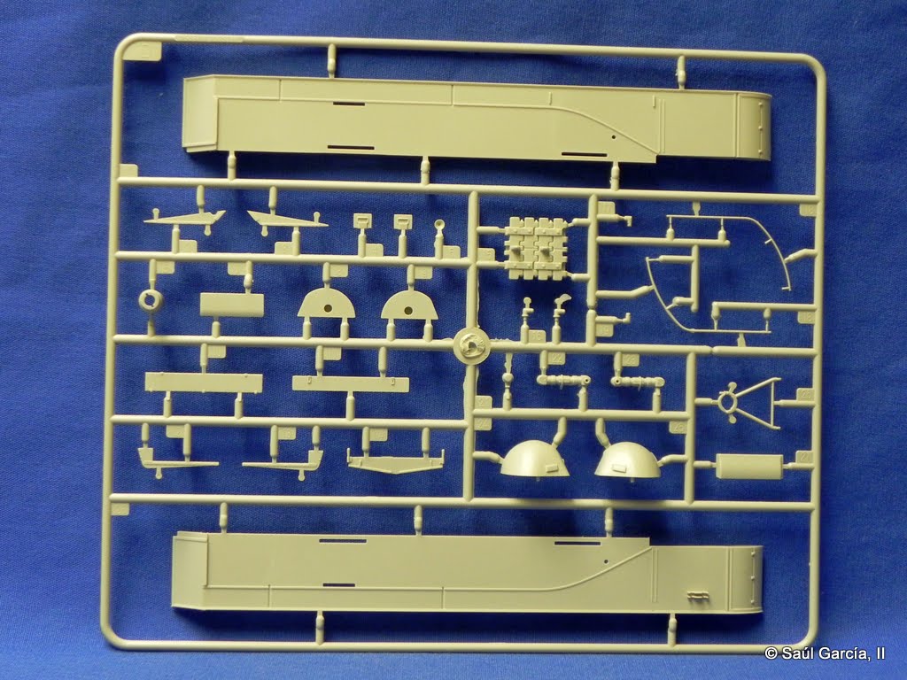 Trumpeter05588IS2SprueDfront.jpg